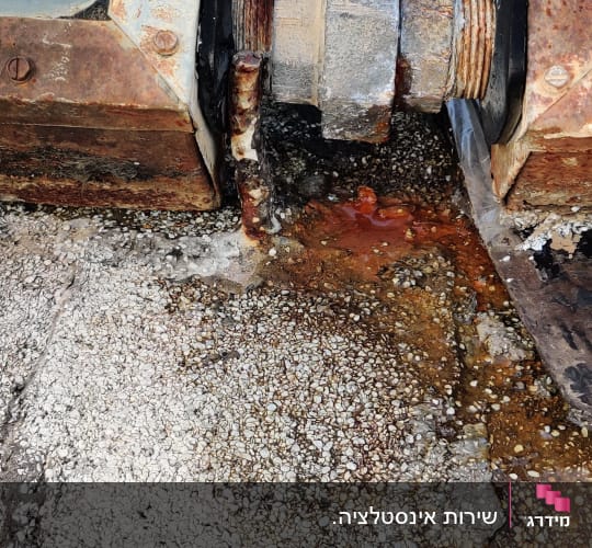 חיבור צינור מתכת חלוד עם ברגים